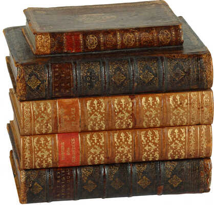 Ликерный бар, изящно скрытый в коробке, имитирующей стопку книг. Включает графин и шесть стопок их хрусталя фирмы «Баккара» 